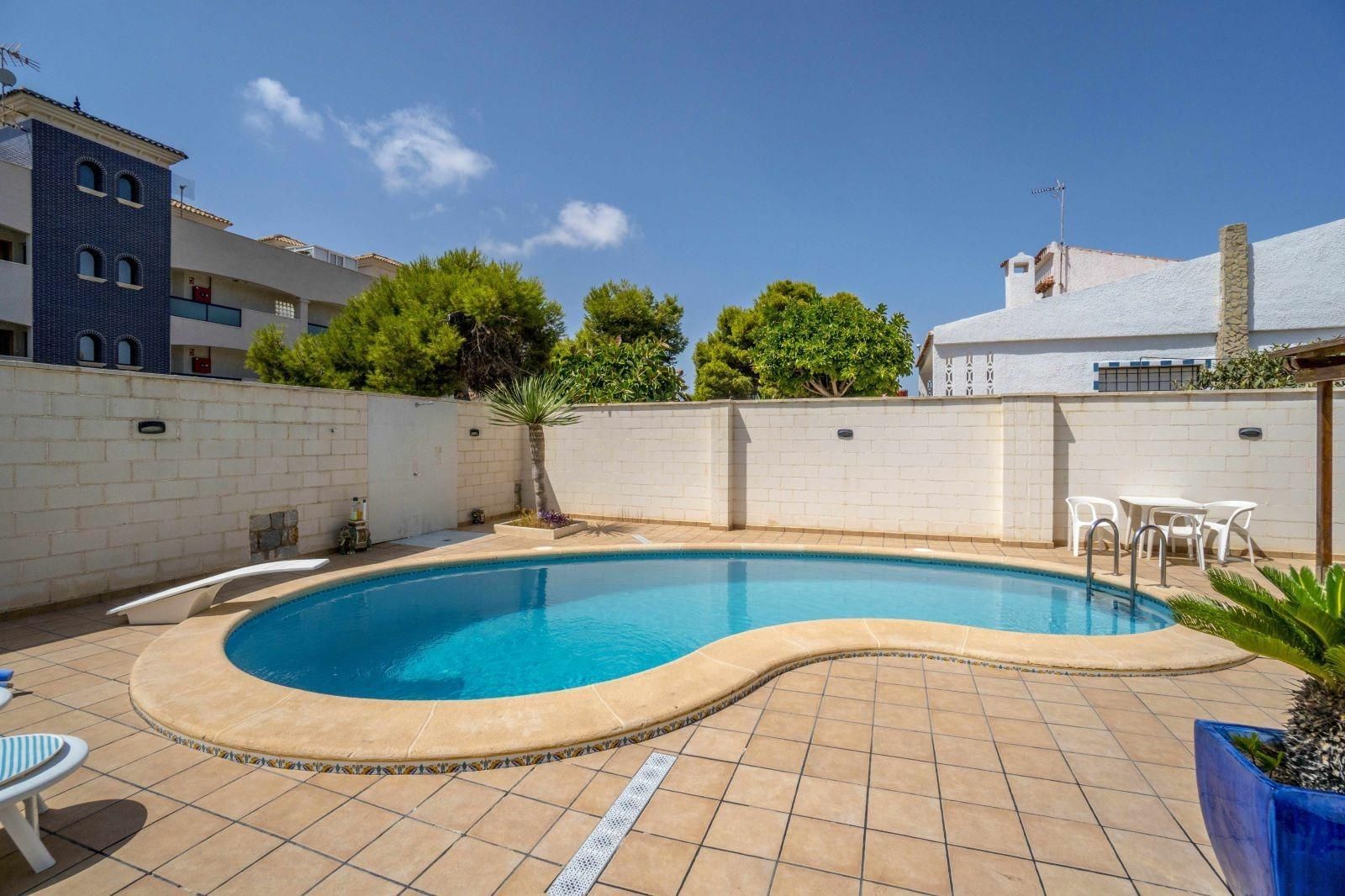 Piscina de Casa o xalet en venda en Orihuela amb Jardí privat, Piscina i Balcó