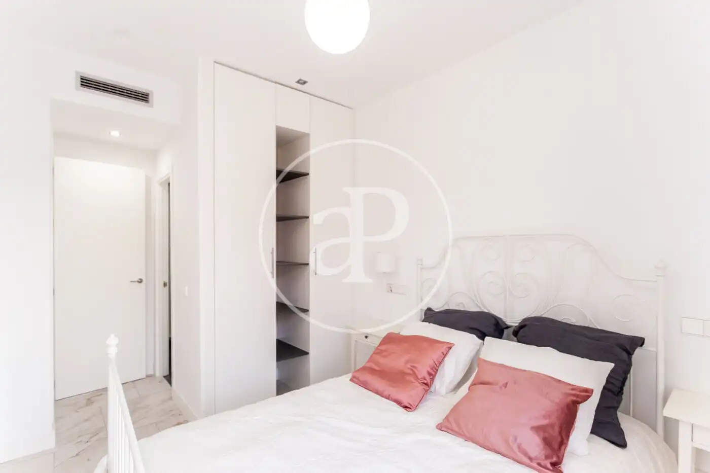 Schlafzimmer von Dachboden zur Miete in Madrid mit Klimaanlage, Heizung und Terrasse