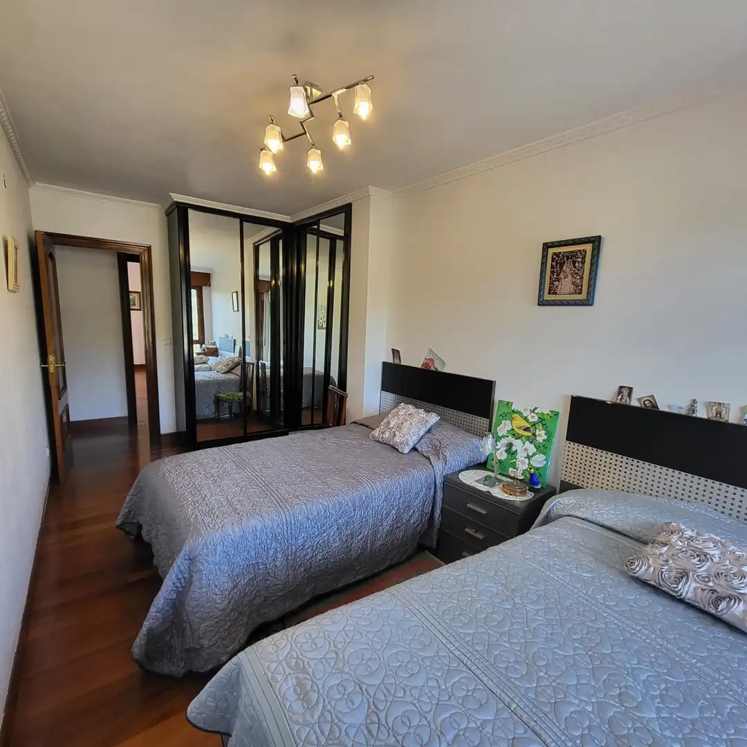 Habitación de Piso en venta en Basauri  con Calefacción, Terraza y Trastero
