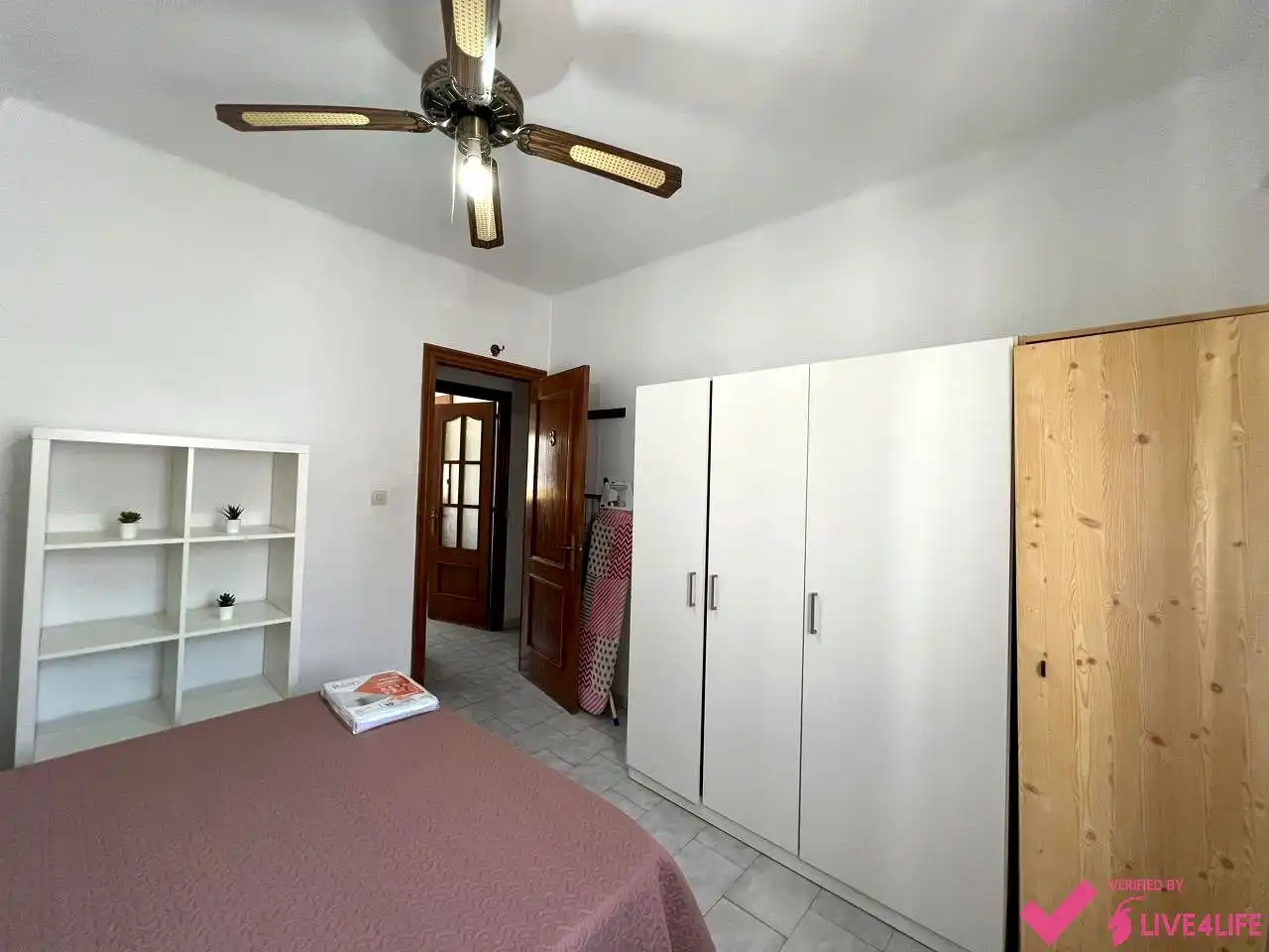 Bedroom of Flat for share in Sevilla  with Air Conditioner, Heating and Furnished