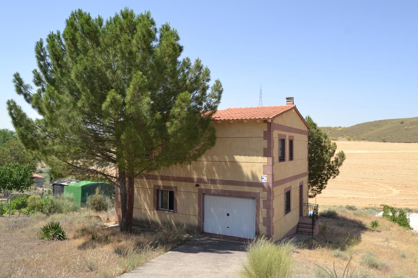 Vista exterior de Casa o xalet en venda en Barajas de Melo amb Calefacció, Terrassa i Piscina