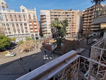 Flat with balcony to rent in Plaza de Santo Domingo 18