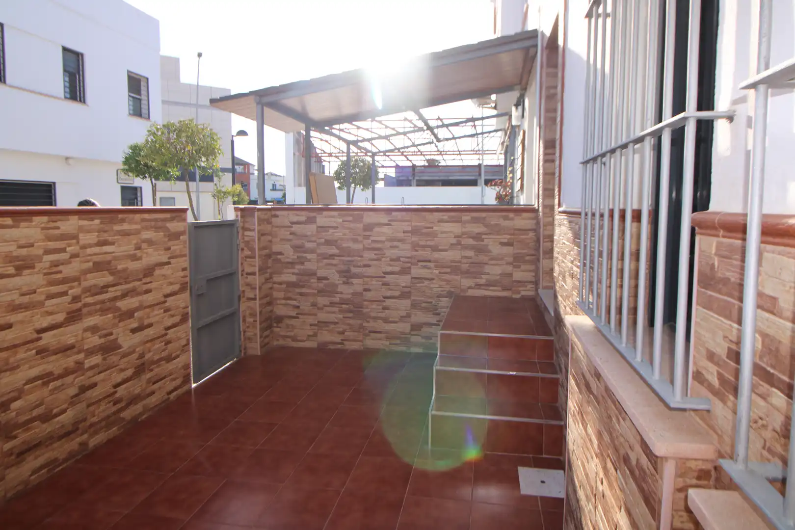 Terrasse von Einfamilien-Reihenhaus zur Miete in Aljaraque mit Privatgarten, Abstellraum und Möbliert