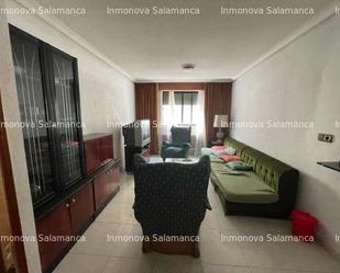 Sala d'estar de Pis en venda en Salamanca Capital amb Calefacció i Moblat
