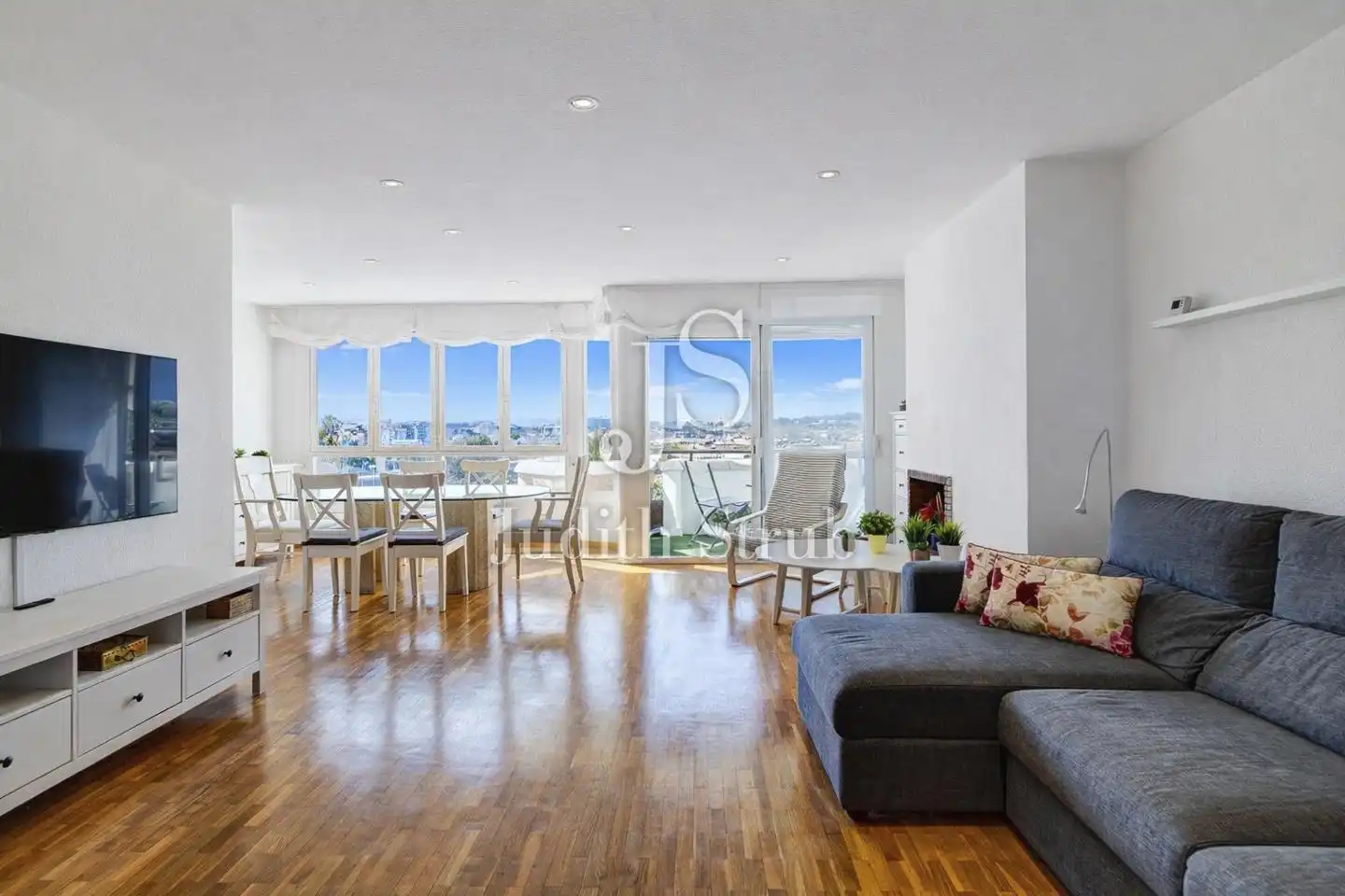 Living room of Flat for sale in  Barcelona Capital  with Heating, Parquet flooring and Terrace