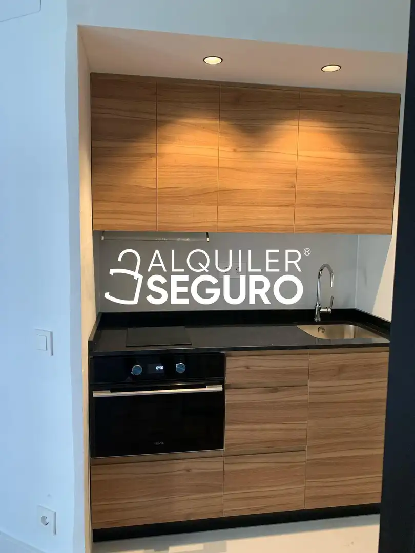 Cuina de Estudi de lloguer en Madrid amb Calefacció i Terrassa