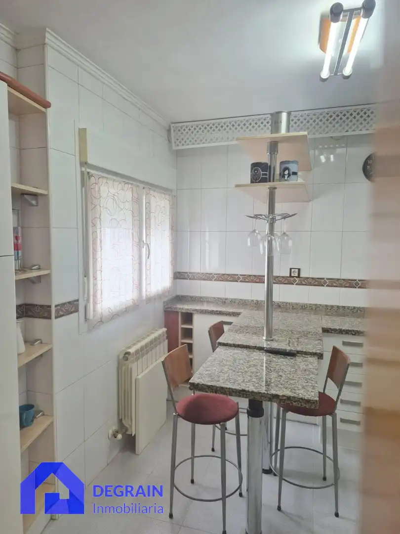 Cuina de Pis de lloguer en Oviedo  amb Calefacció, Terrassa i Traster