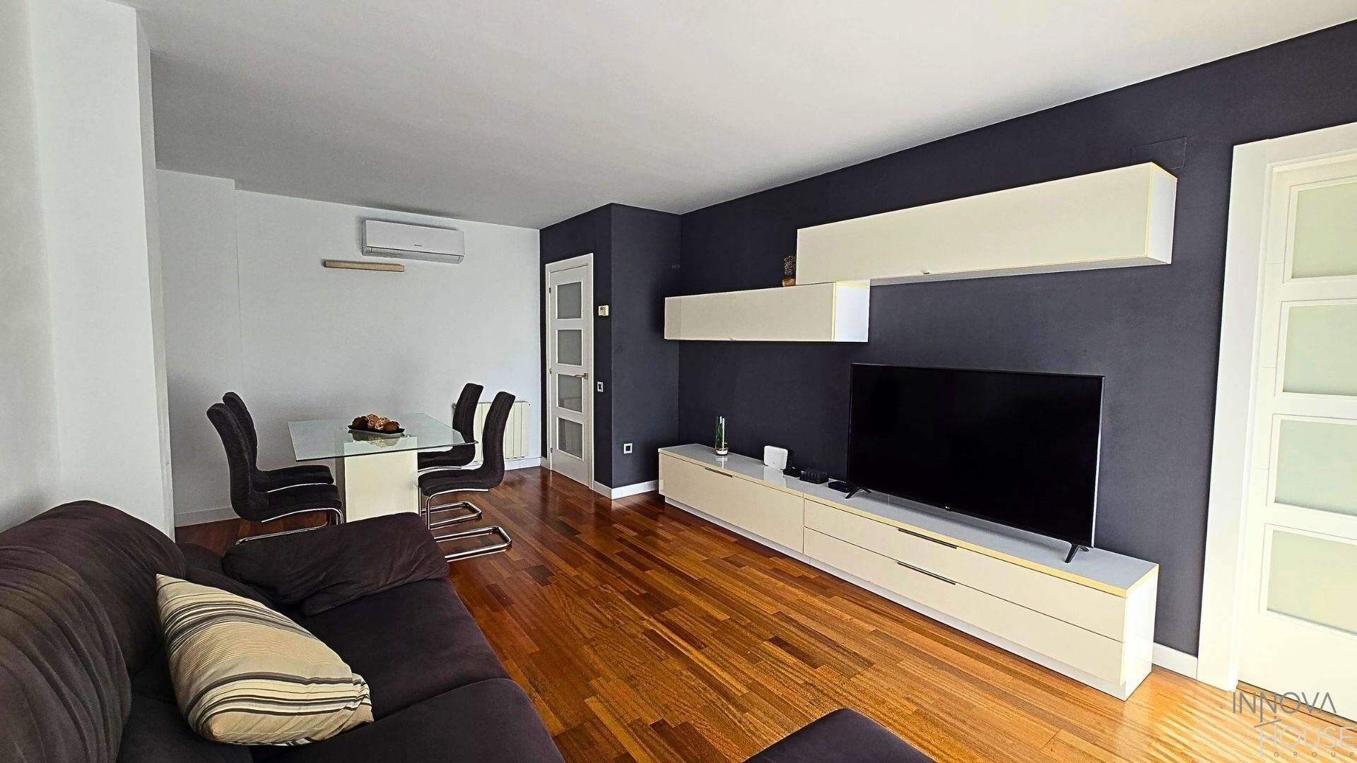 Sala d'estar de Àtic en venda en Terrassa amb Aire condicionat, Parquet i Terrassa