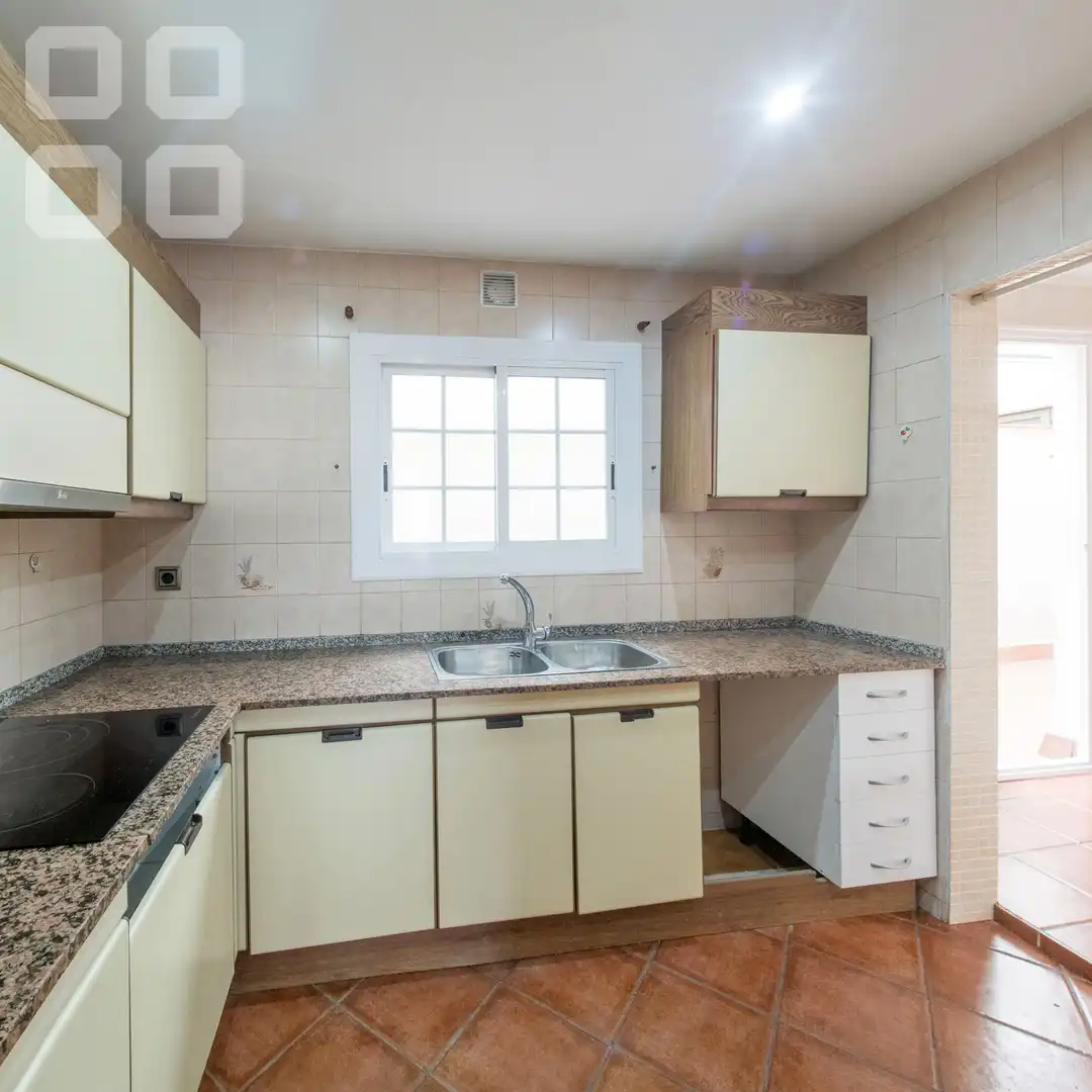 Cocina de Piso en venta en L'Hospitalet de Llobregat con Parquet, Terraza y Balcón