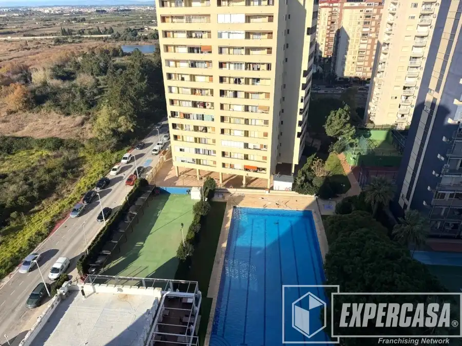 Schwimmbecken von Wohnungen zum Verkauf in Valencia mit Klimaanlage