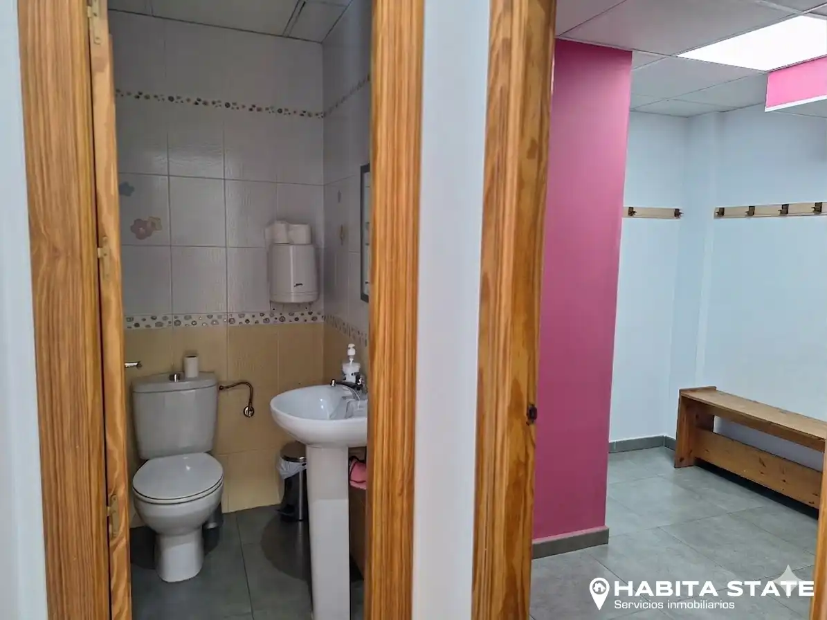 Badezimmer von Geschaftsraum zum Verkauf in Almería mit Klimaanlage, Heizung und Parkett