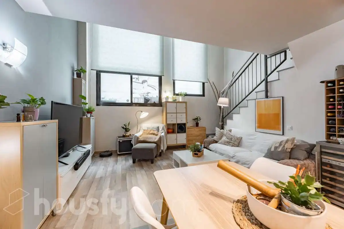 Living room of Duplexes for sale in L'Hospitalet de Llobregat  with Air Conditioner, Heating and Parquet flooring