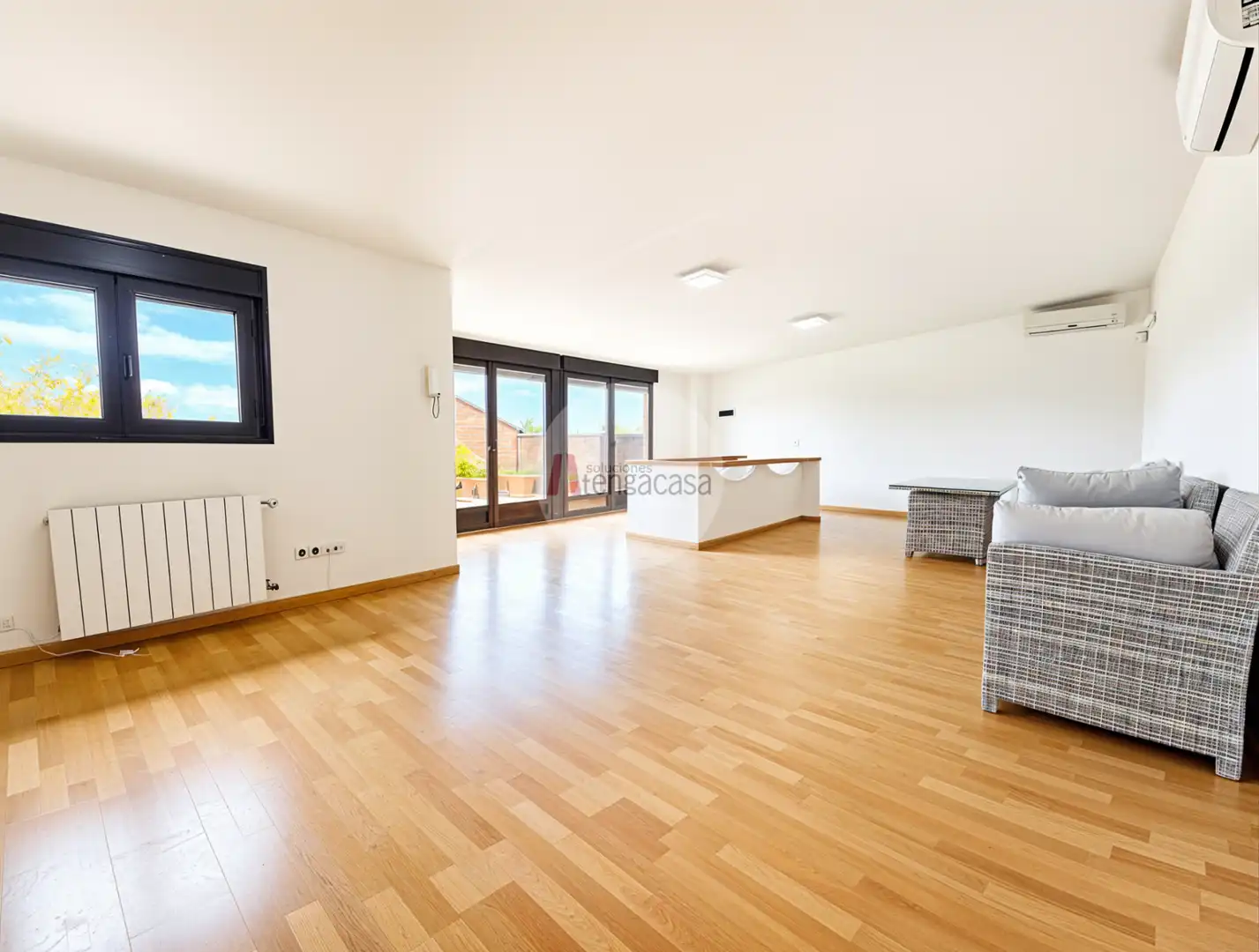 Living room of Attic for rent in Pozuelo de Alarcón  with Air Conditioner, Heating and Parquet flooring
