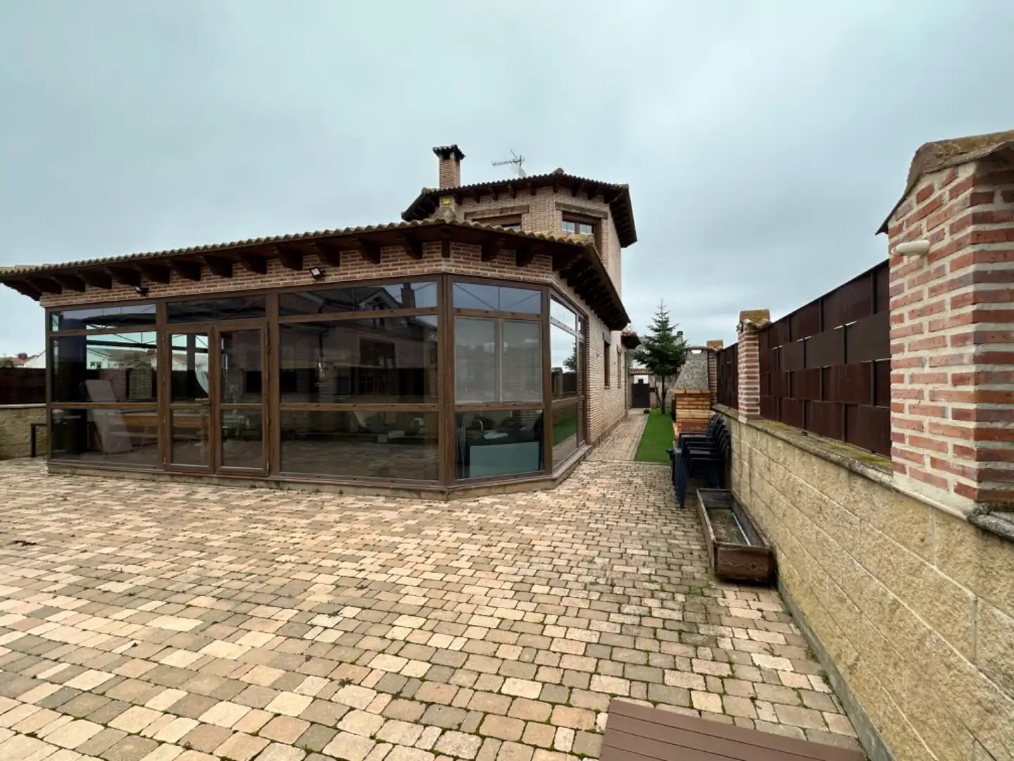 Vista exterior de Casa o xalet en venda en Venta de Baños amb Calefacció, Jardí privat i Alarma