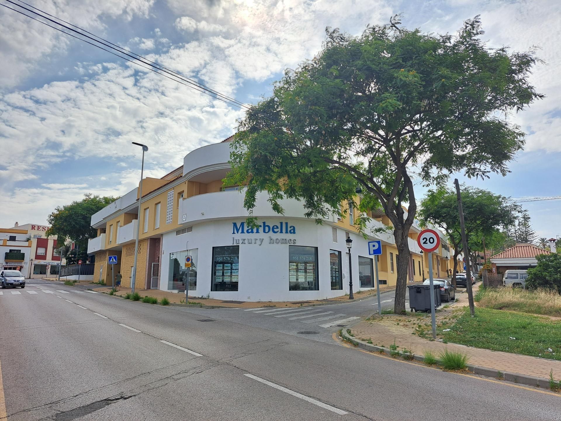 Vista exterior de Pis en venda en Estepona amb Jardí privat, Terrassa i Alarma