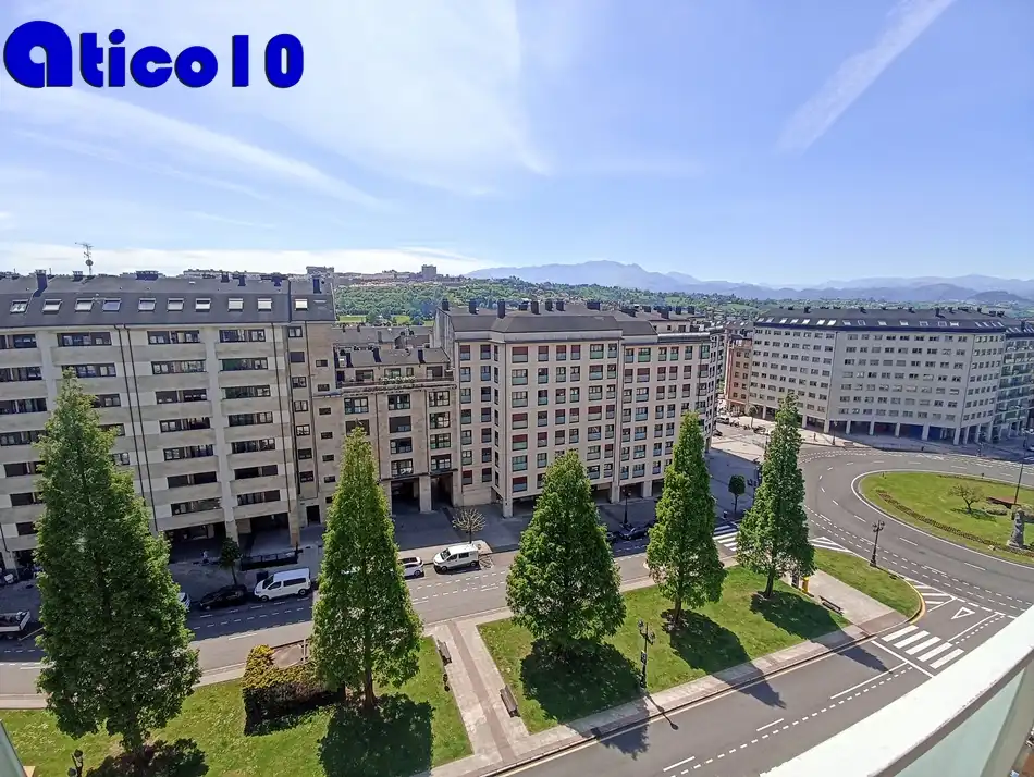 Vista exterior de Àtic en venda en Oviedo  amb Calefacció, Jardí privat i Parquet