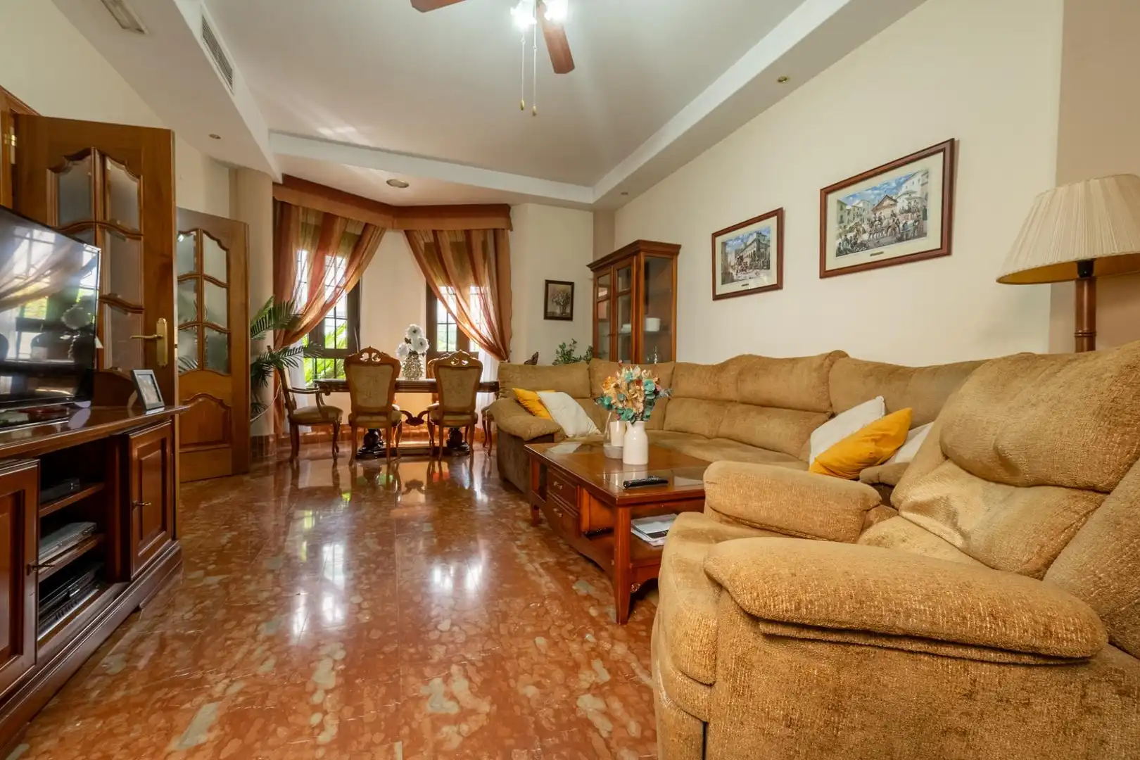 Sala d'estar de Casa adosada en venda en Ronda amb Aire condicionat, Calefacció i Jardí privat