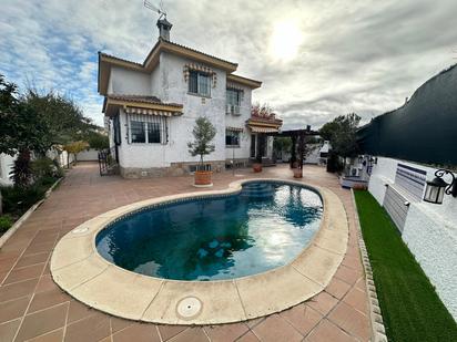 Vista exterior de Casa o xalet en venda en Griñón amb Aire condicionat, Calefacció i Jardí privat