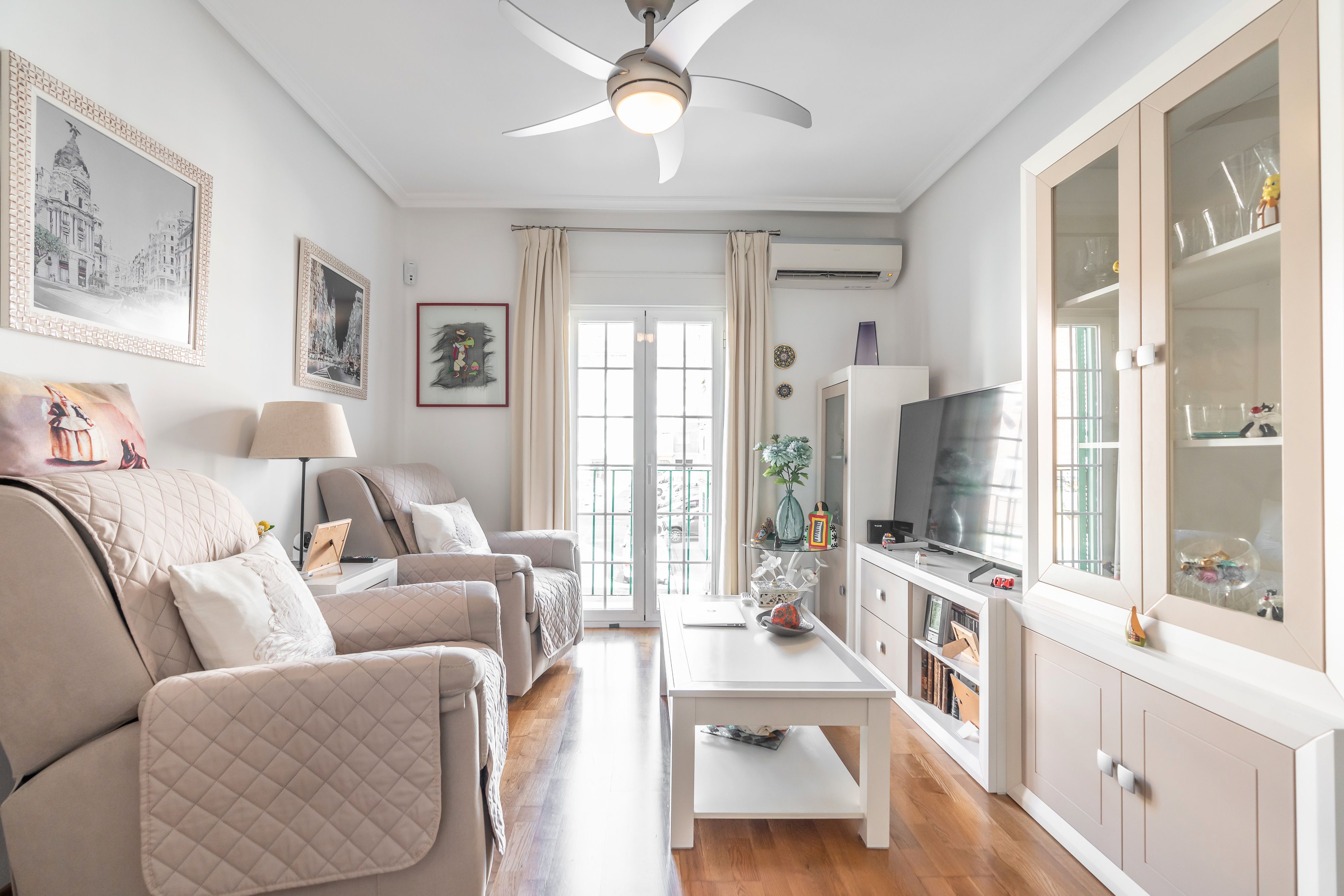 Living room of Flat for sale in  Madrid Capital  with Heating and Balcony