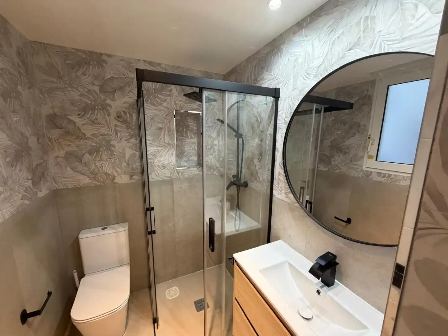 Badezimmer von Erdgeschoss zur Miete in Castro-Urdiales mit Privatgarten, Parkett und Schwimmbad