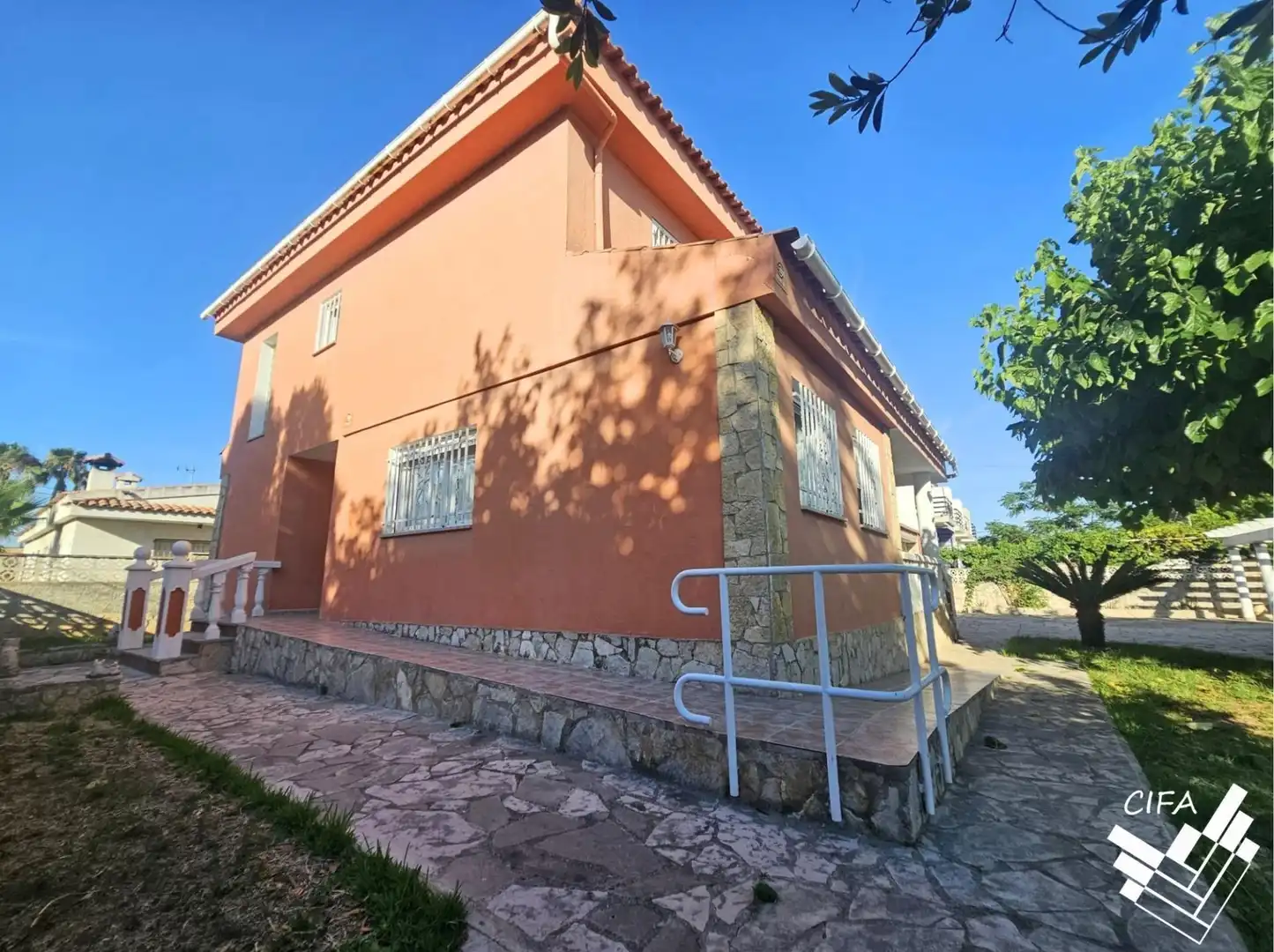 Vista exterior de Casa o xalet en venda en Vinaròs amb Aire condicionat, Calefacció i Jardí privat