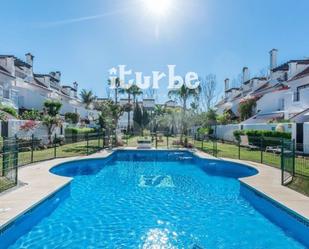 Vista exterior de Pis de lloguer en Marbella amb Aire condicionat, Terrassa i Piscina