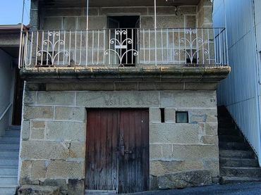 Casa rústica amb balcó en venda a Nogueira de Ramuín