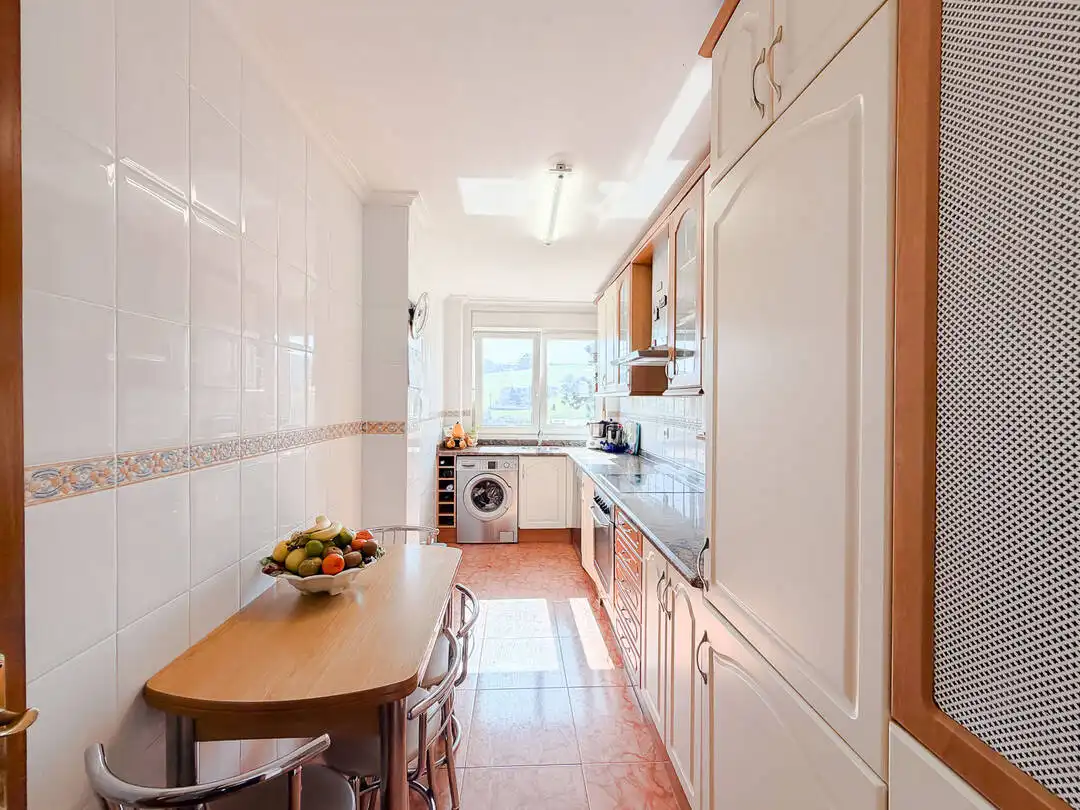 Cocina de Piso en venta en Santa Cruz de Bezana con Calefacción, Terraza y Trastero