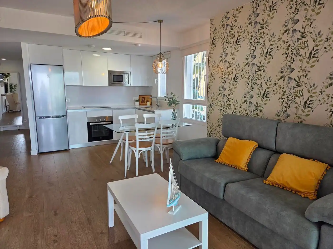 Sala d'estar de Apartament de lloguer en Torrox amb Aire condicionat, Calefacció i Terrassa