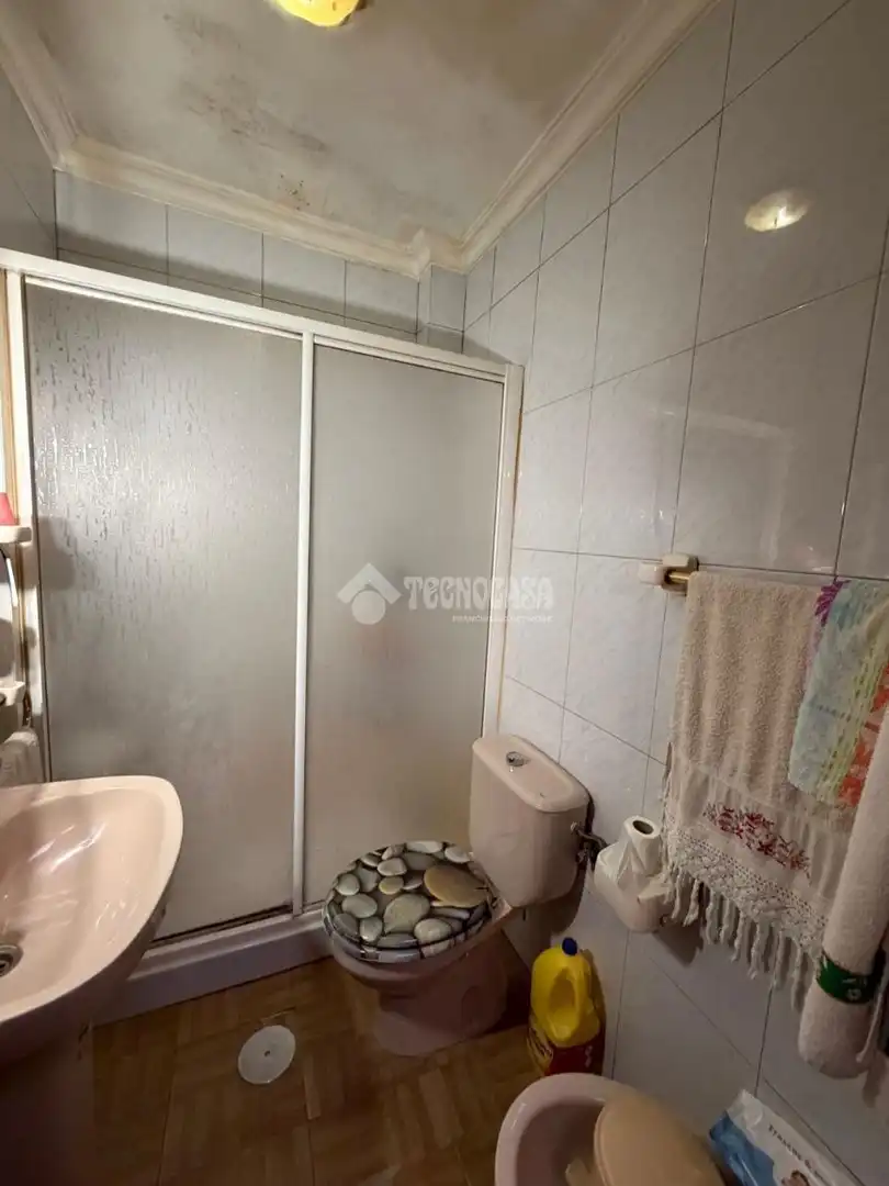 Bathroom of Attic for sale in Sevilla  with Air Conditioner and Balcony