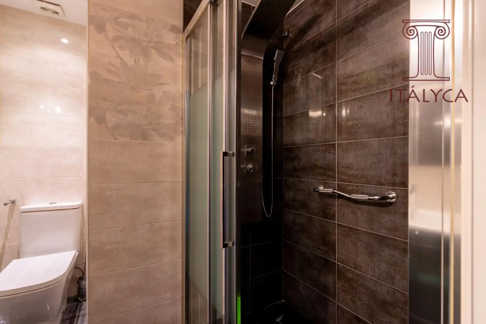 Bathroom of Flat for sale in Sevilla  with Air Conditioner, Heating and Terrace