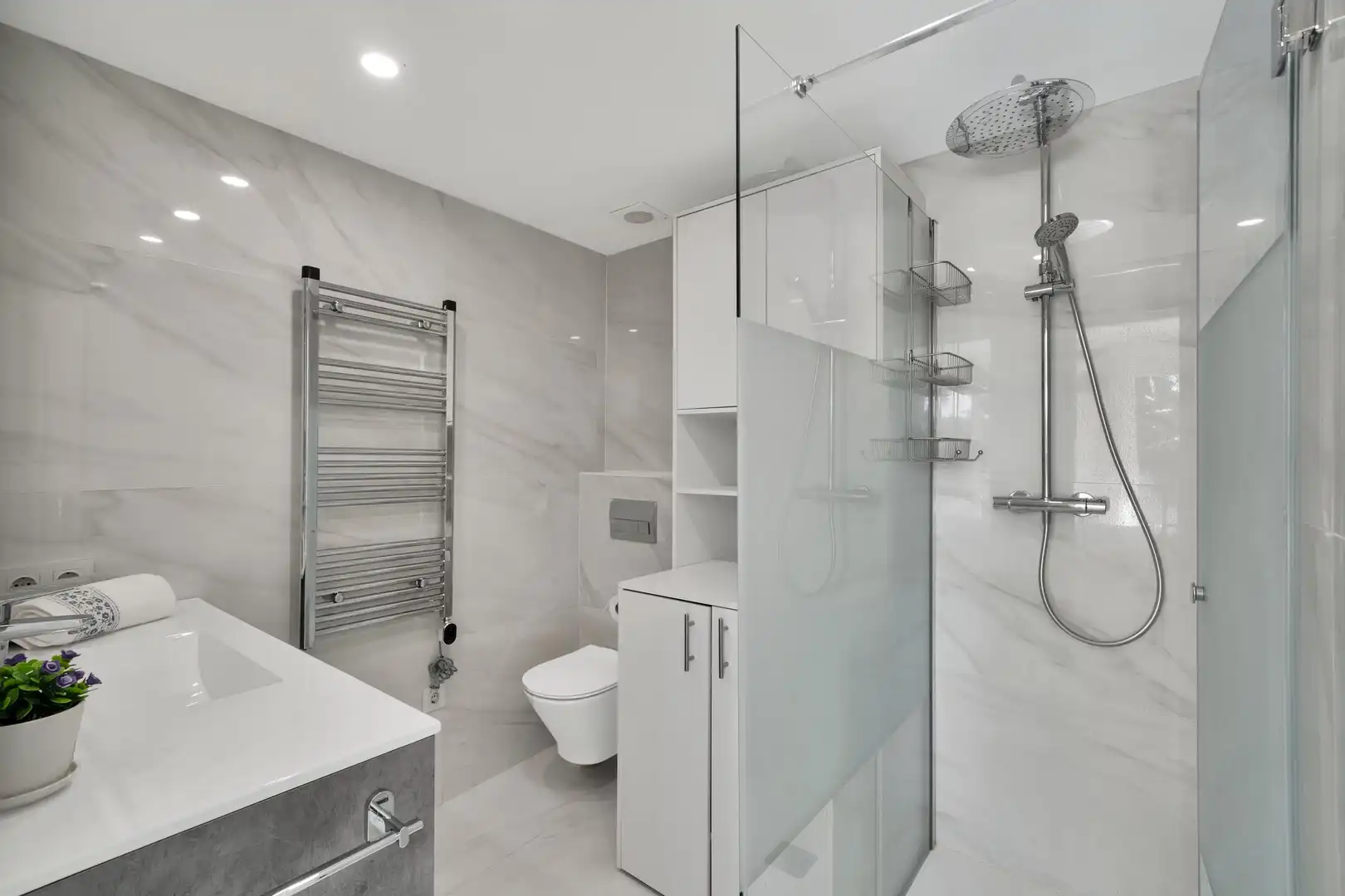 Baño de Apartamento de alquiler en Marbella con Calefacción, Jardín privado y Amueblado