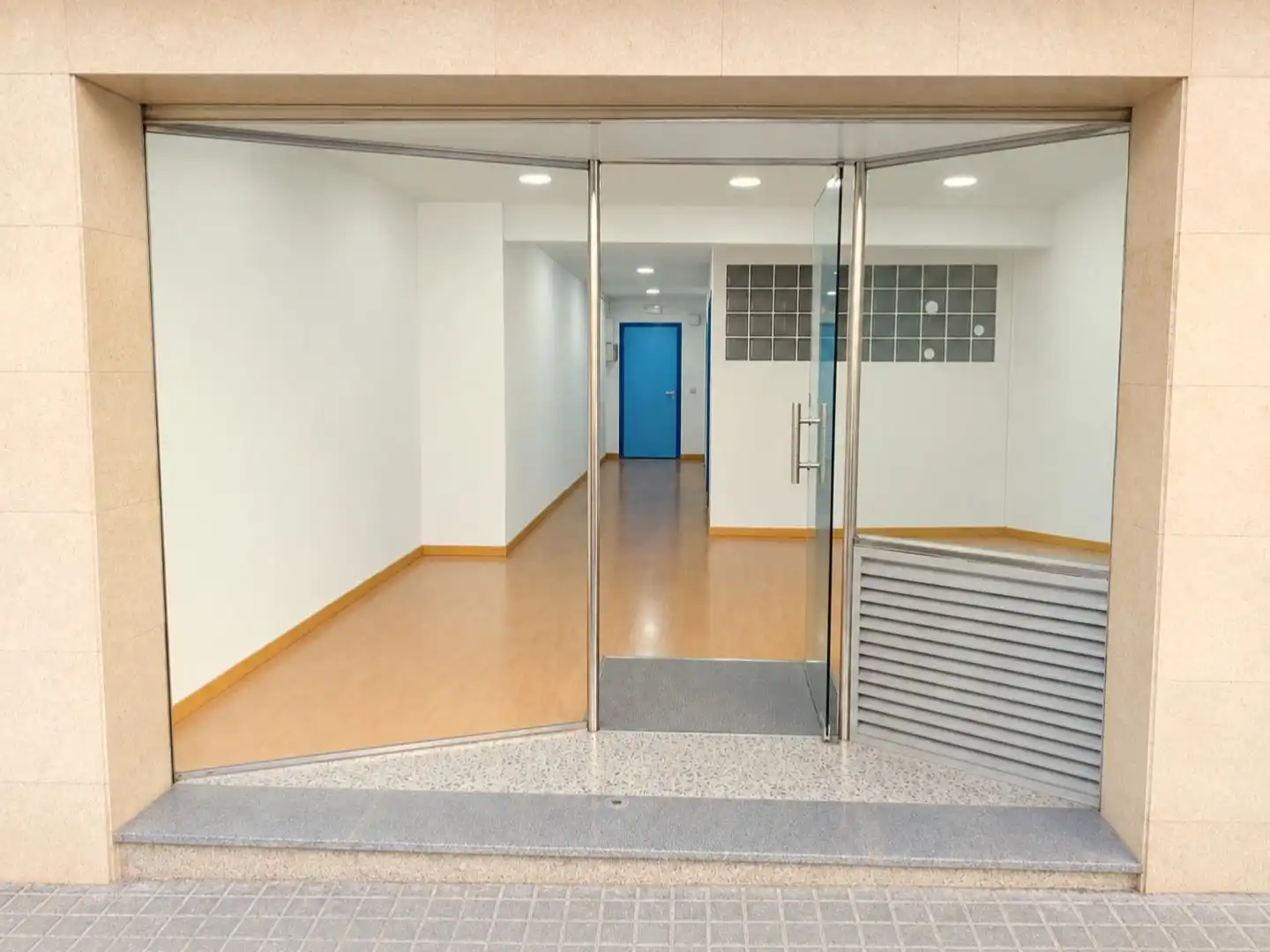 Business premises for sale in Carrer Navarra 61