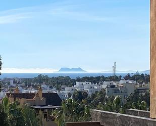 Vista exterior de Dúplex en venda en Estepona amb Jardí privat, Terrassa i Piscina