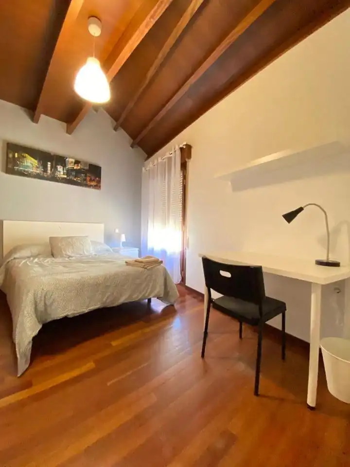 Habitación de Piso para compartir en Segovia con Calefacción, Terraza y Amueblado