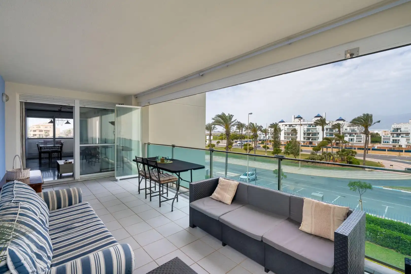 Terrasse von Wohnungen zum Verkauf in Roquetas de Mar mit Klimaanlage, Privatgarten und Terrasse