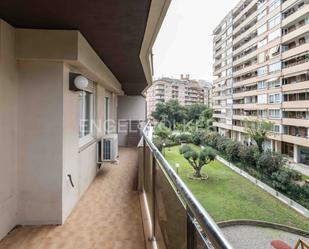 Exterior view of Apartment for sale in  Barcelona Capital  with Air Conditioner and Terrace