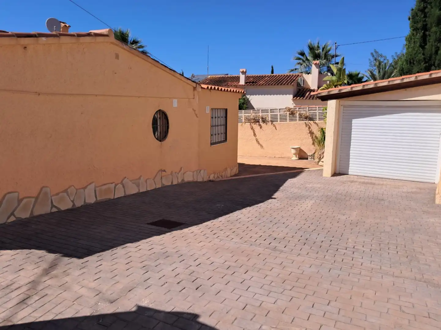 Vista exterior de Casa o chalet de alquiler en L'Alfàs del Pi con Aire acondicionado, Calefacción y Jardín privado