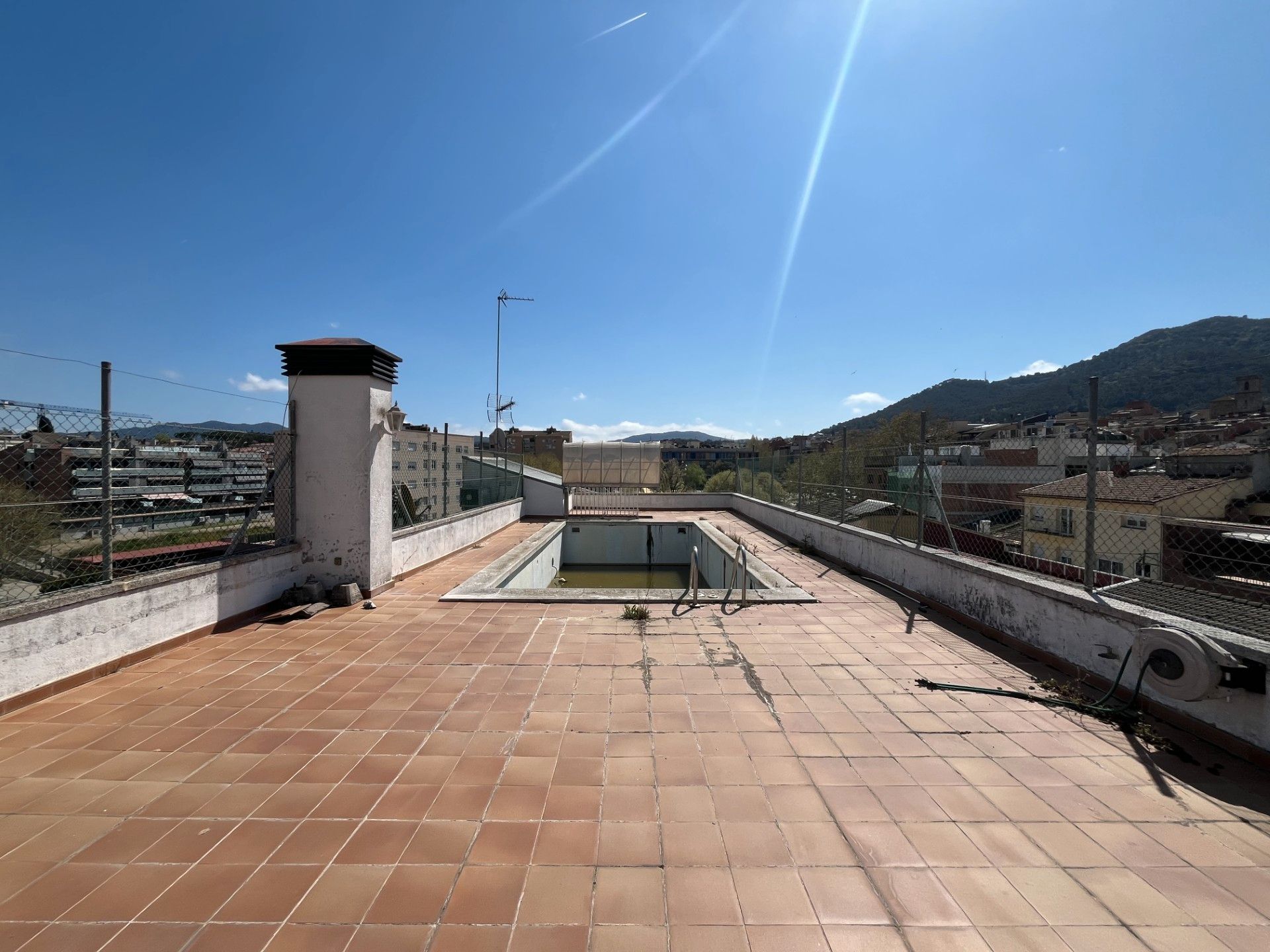 Piscina de Casa adosada en venda en Montornès del Vallès amb Aire condicionat, Calefacció i Terrassa