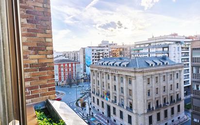 Vista exterior de Pis en venda en  Logroño amb Calefacció, Parquet i Balcó