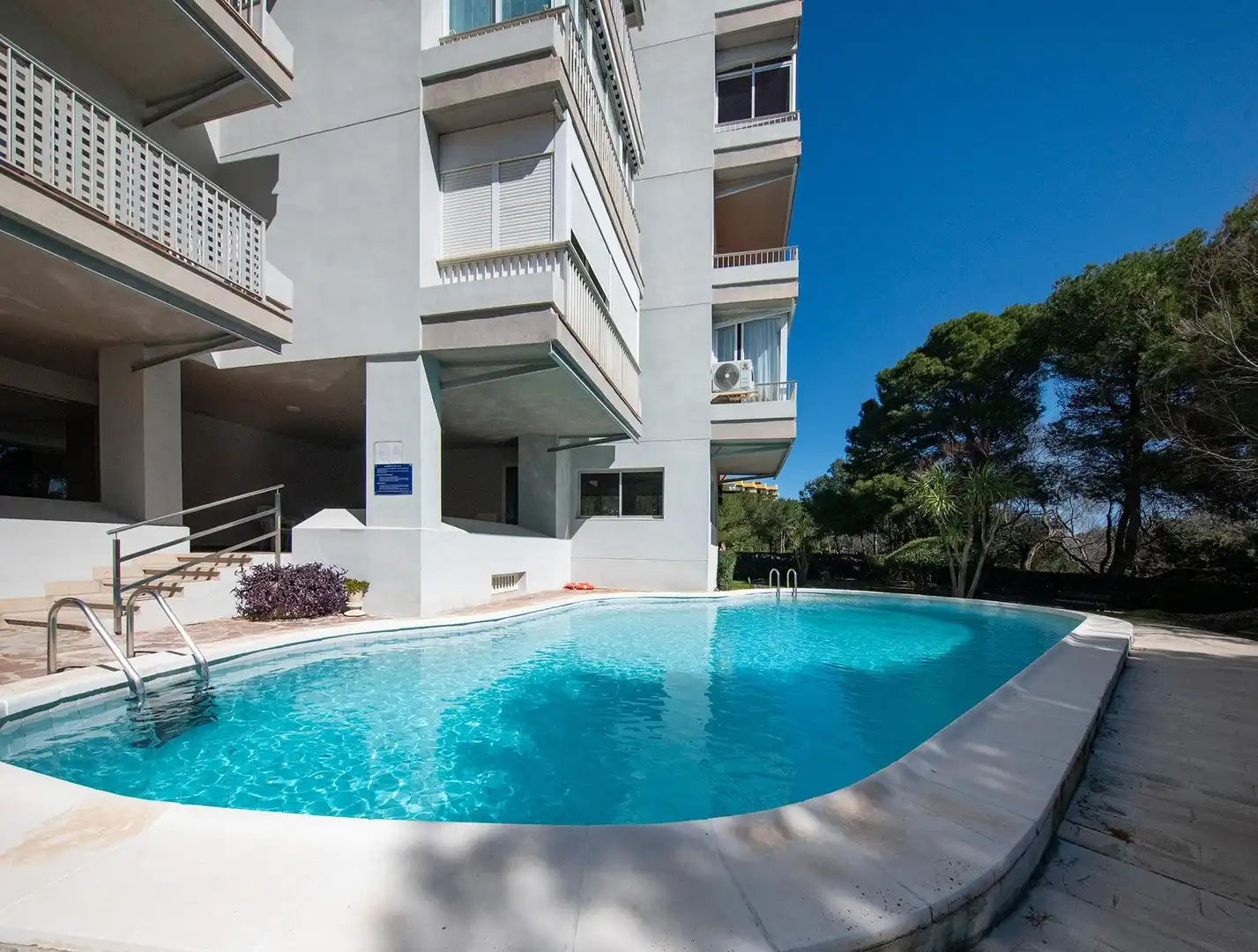 Swimming pool of Ground floor for sale in Valencia  with Air Conditioner, Heating and Alarm