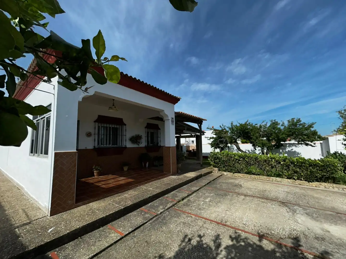 Außenansicht von Haus oder Chalet zum Verkauf in Chiclana de la Frontera mit Privatgarten, Terrasse und Abstellraum
