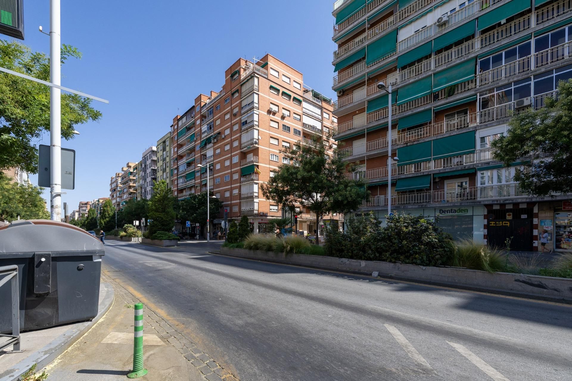 Vista exterior de Pis en venda en  Granada Capital amb Calefacció, Terrassa i Balcó