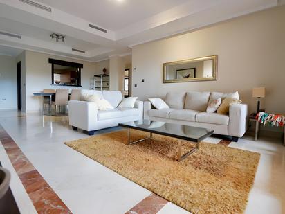 Sala d'estar de Planta baixa en venda en Marbella amb Aire condicionat, Terrassa i Piscina