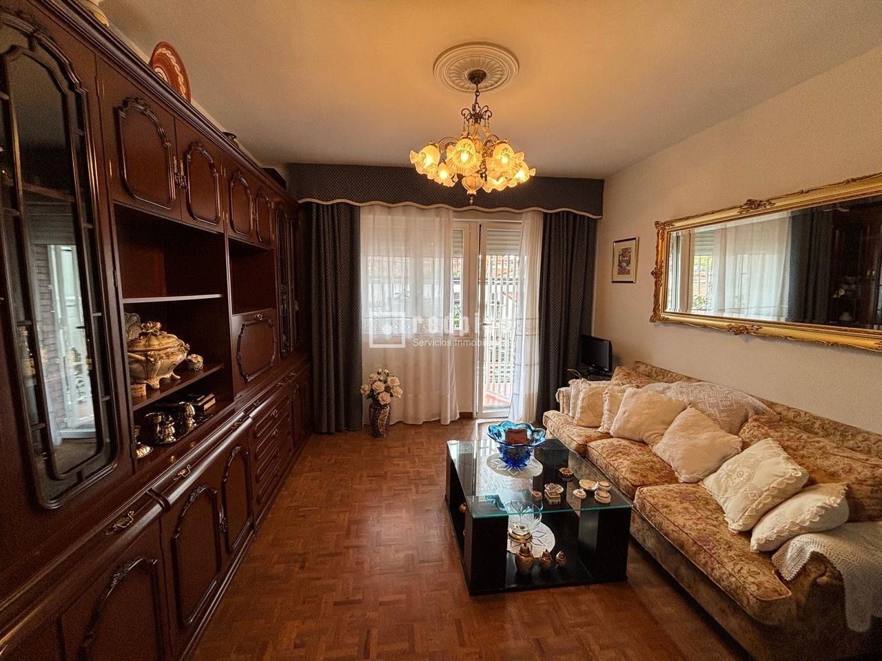 Sala d'estar de Pis en venda en  Madrid Capital amb Calefacció, Parquet i Terrassa