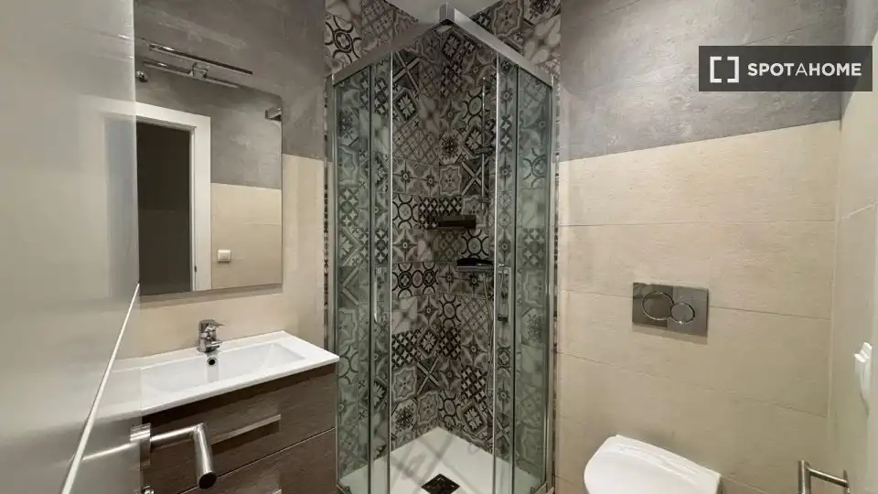 Baño de Piso para compartir en Madrid con Aire acondicionado, Calefacción y Amueblado