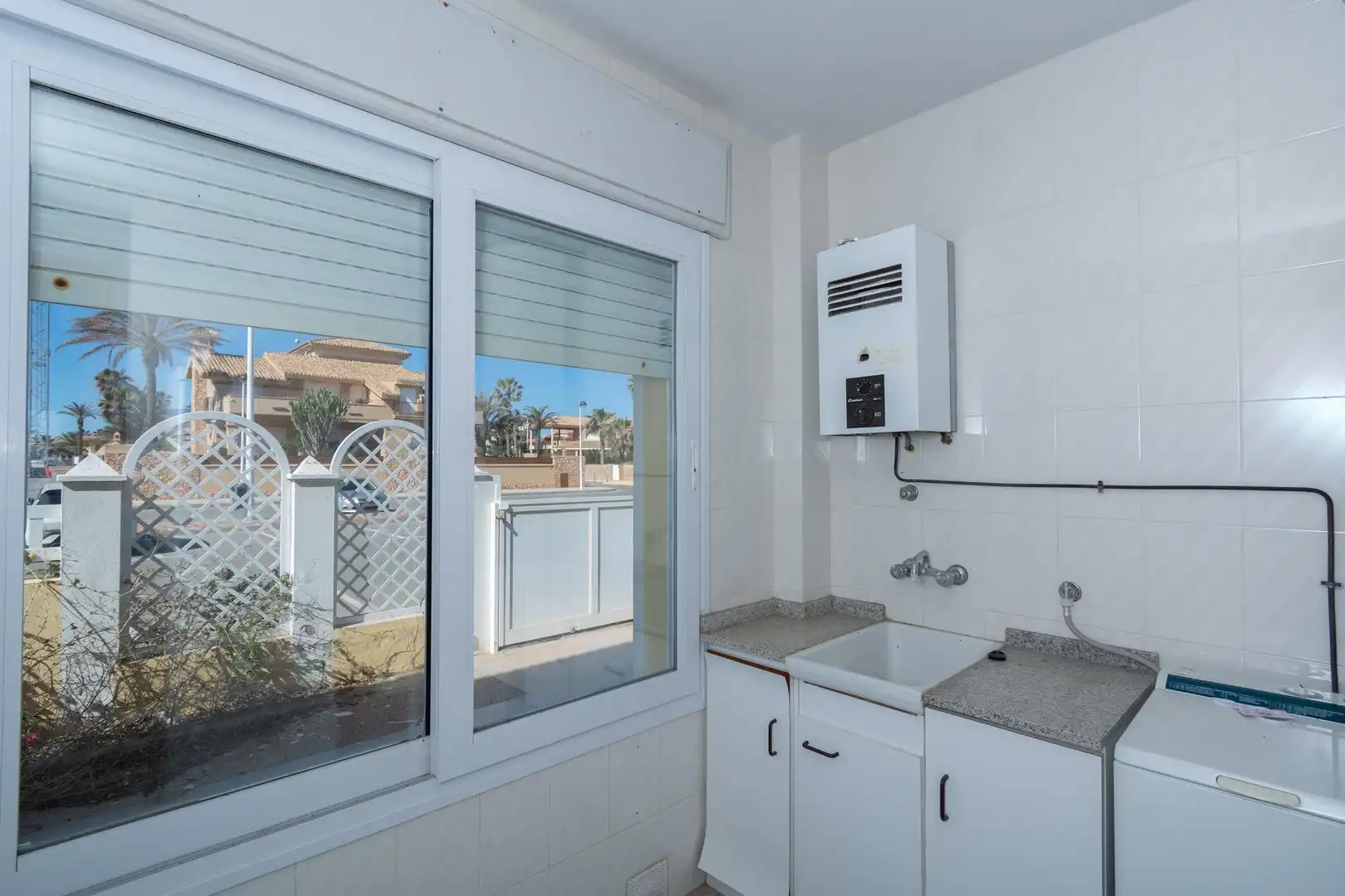Cuina de Casa o xalet en venda en La Manga del Mar Menor amb Jardí privat, Terrassa i Traster