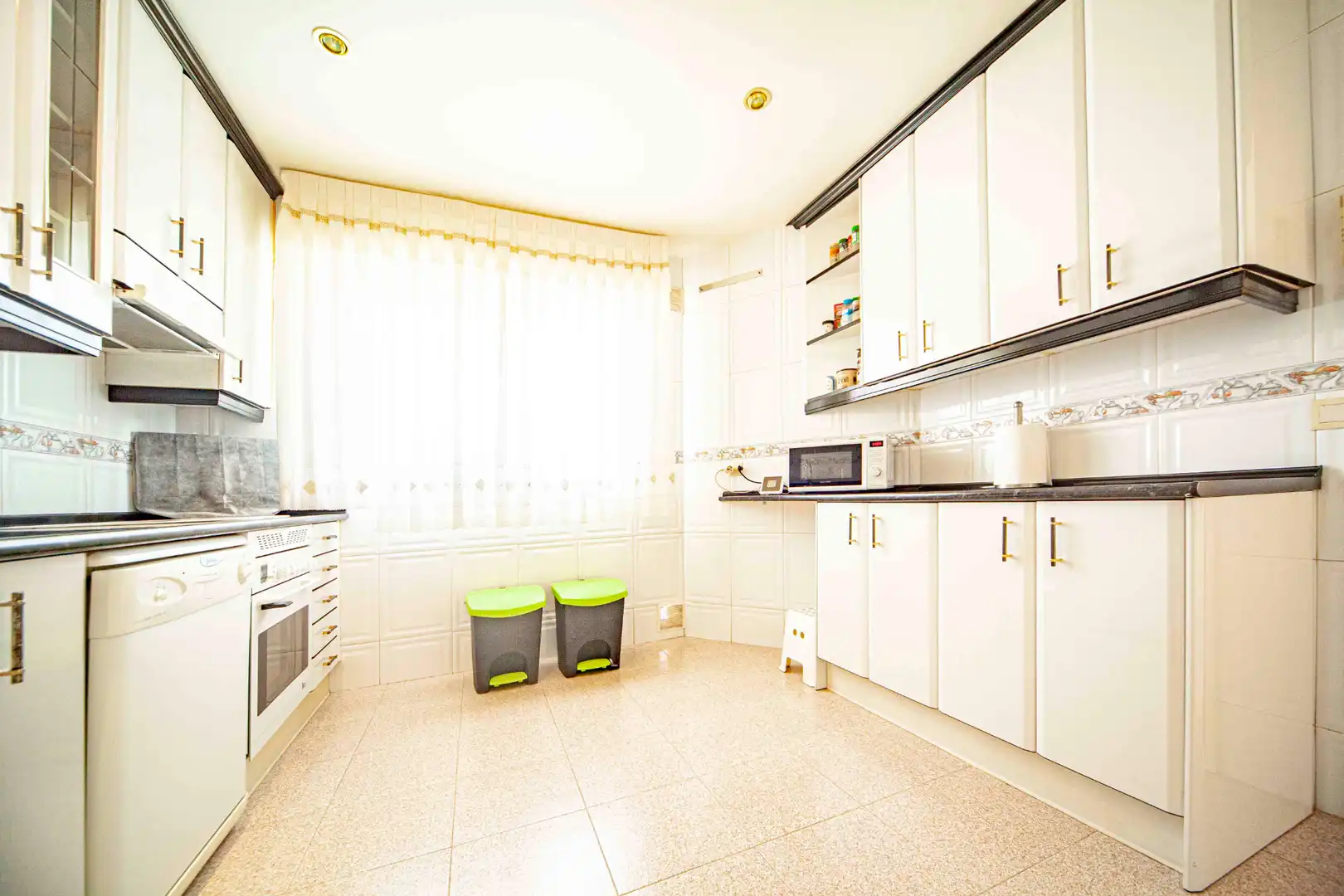 Cuina de Casa o xalet en venda en Sevilla la Nueva amb Aire condicionat, Calefacció i Jardí privat