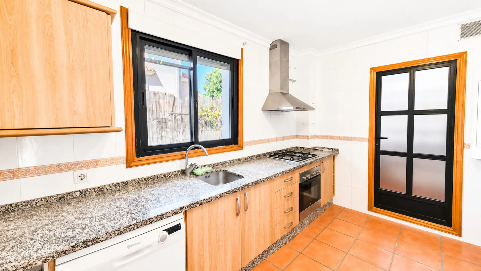Cocina de Casa o chalet en venta en Manilva con Jardín privado, Piscina y Piscina comunitaria