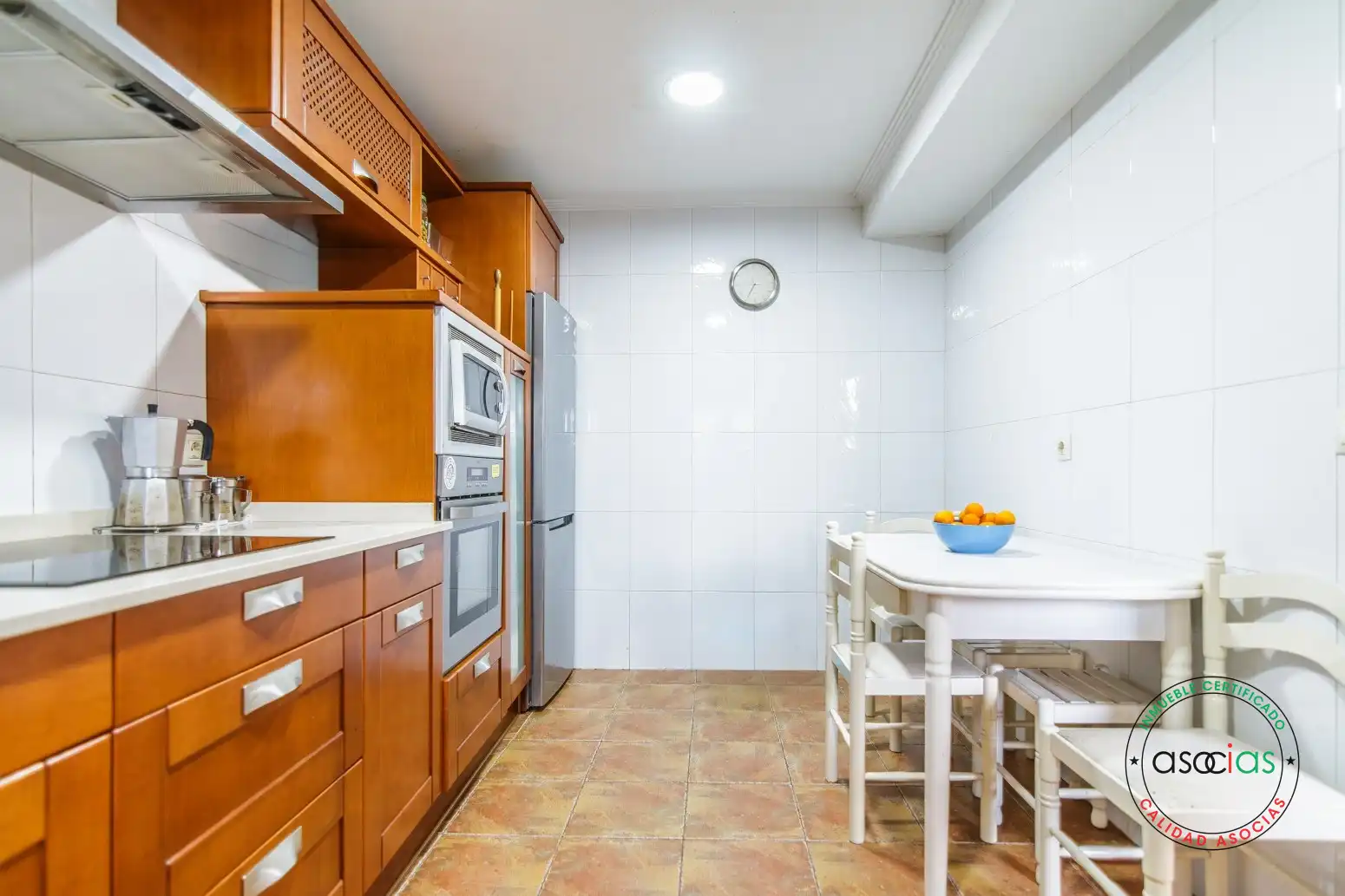 Cuina de Casa o xalet en venda en San Martín del Rey Aurelio amb Calefacció, Jardí privat i Terrassa